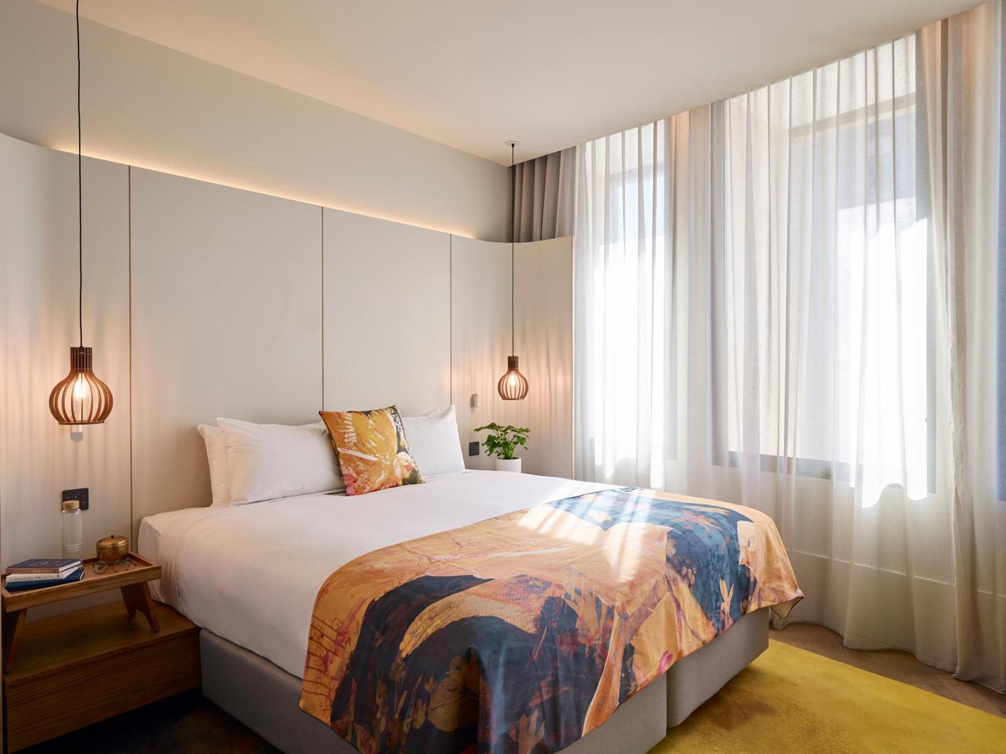 Crystalbrook Kingsley Hotel Newcastle Exterior foto A bedroom at the hotel